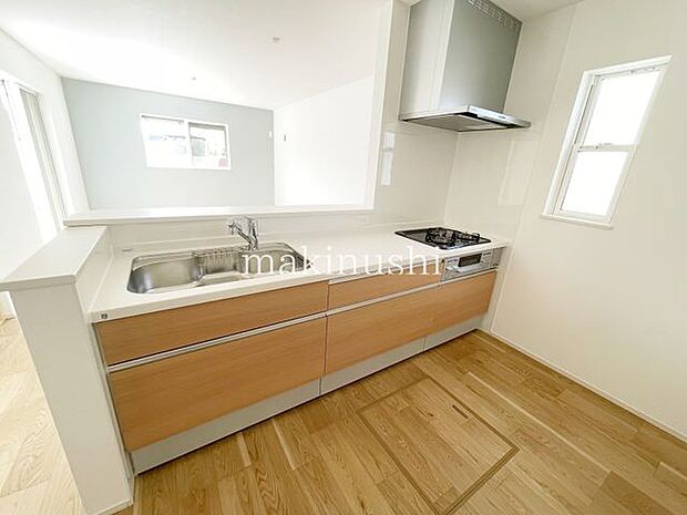 2号棟　キッチン　家族とのコミュニケーションがとりやすい対面式キッチンを採用！リビングが見渡せます♪