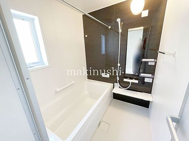 ぴかぴかのバスルーム！1坪以上の大きめのお風呂場でゆったりと寛げます。