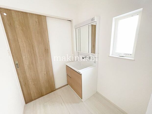 洗面　3面鏡タイプで背面は収納になっています！洗面まわりをいつでもすっきり♪