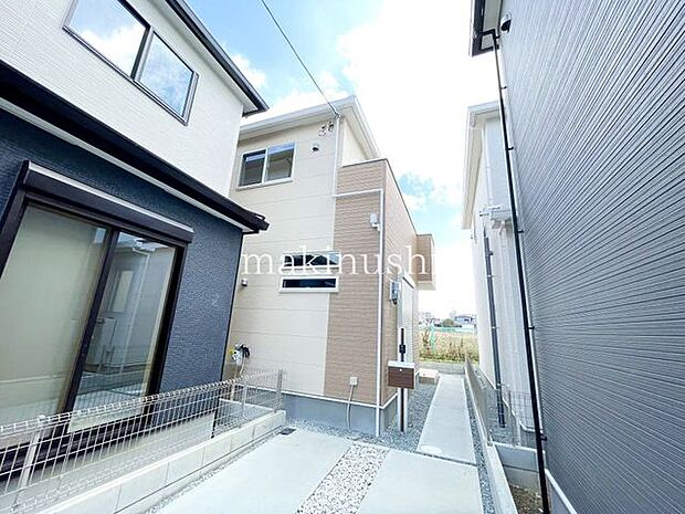 2号棟　旗竿地になっていますが、道路側からのプライバシー性は高い立地！駐車場も縦列で2台分確保！