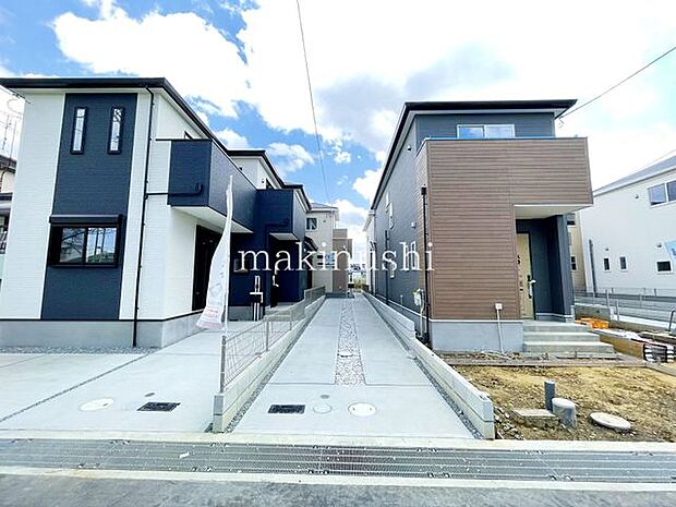 3号棟(右側建物)　バルコニーは南面と西面の2ヶ所にあり！汚れの目立ちにくいシックな外観が特徴です♪