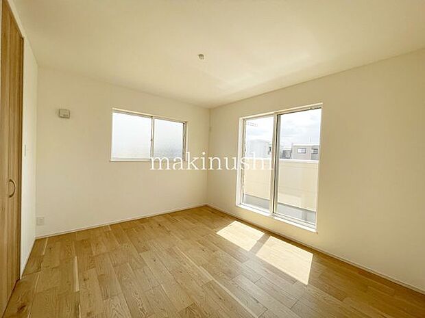 5号棟　室内　全居室が収納付きで、部屋はいつもすっきり。身の回りの整理整頓もらくらくです♪