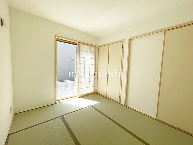 1号棟　納戸5.25帖　全居室南側採光で陽当たり良好です♪木造ならでは心やすらぐ住まいです。