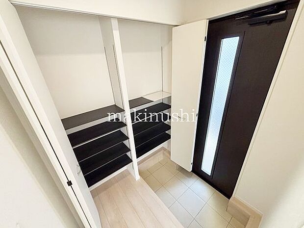 玄関　大きいシューズボックス付きの玄関！家族の靴も整理整頓して玄関をすっきり収納できます！