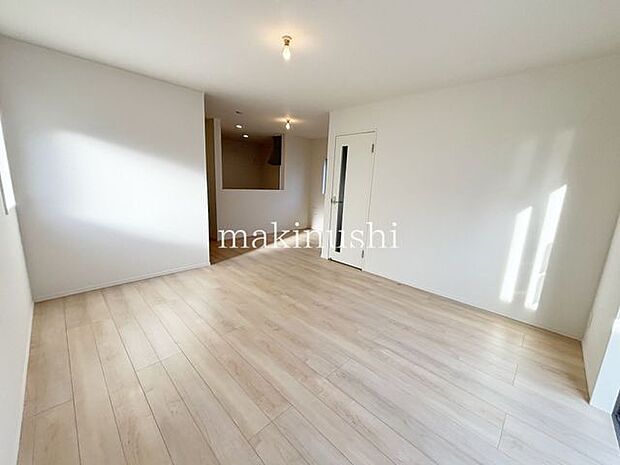 LDKは広々18帖！LDKは家族とのコミュニケーションがとりやすい対面式キッチン！家族団らんの空間♪