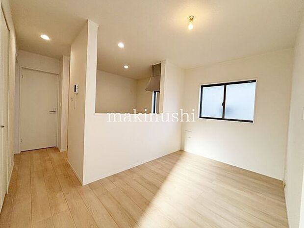 LDK横には3.5帖のユーティリティースペースあり♪家事スペースや作業スペースにも使えます♪