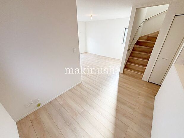 リビング階段で家族の動きのわかりやすい間取りです！コミュニケーションがとりやすいお家です♪