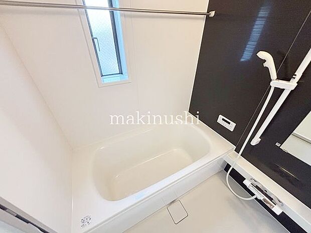 浴室暖房乾燥機付なので、雨の日や花粉が気になる季節も部屋干しでき、冬場の浴室でも快適に過ごせます。