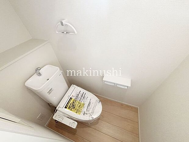 1階トイレ　トイレが2箇所にあるので、来客や朝の忙しい時間帯でも順番待ちの必要がなく安心です。