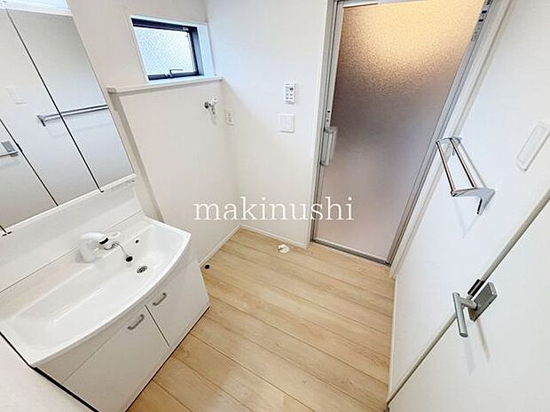 洗面　大きな鏡の洗面化粧台！大きな洗面ボウルで身だしなみを整えたりメイクをするのにも便利です！