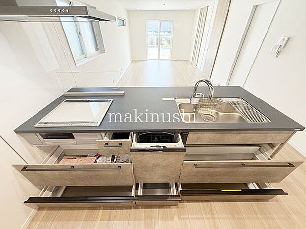 外壁は汚れに強いマイクロガード仕様!床下基礎内には床炭敷設!床下の湿度調整やシロアリ対策に!