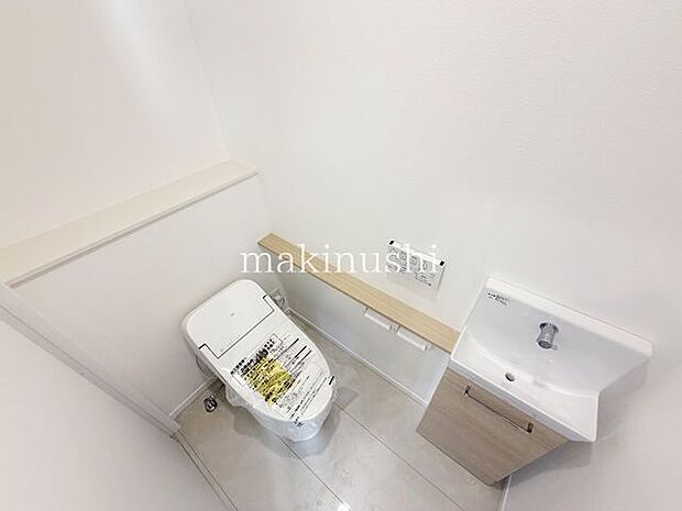 トイレはタンクレスタイプで空間に圧迫感を与えません♪掃除やお手入れにも楽々なサイズ感です♪