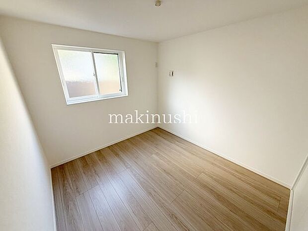 新築ならではのまっさらな空間。水回りもキレイでゆとりのある設計！木造ならでは心やすらぐ住まいです。