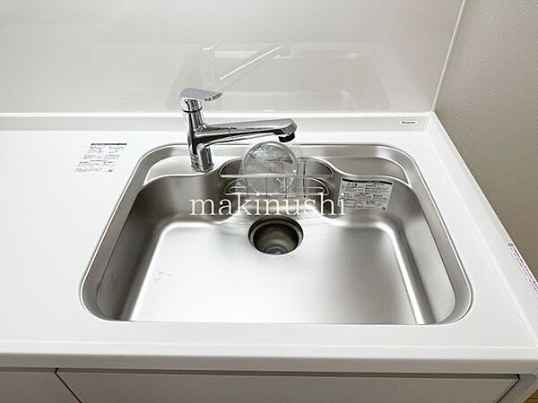 最上階で眺望良好なお部屋♪階上からの足音など騒音の心配がございません♪空家ですのでご内覧可能♪
