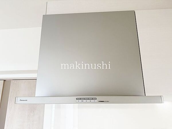 L字のシステムキッチンには大きなレンジフードがあるので調理中の排熱や匂いもしっかり排気！リビングの快適性を守ります♪