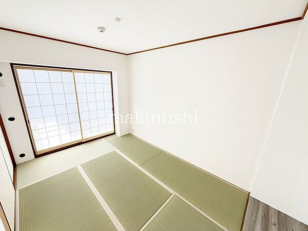 タタミがあれば冬にはこたつを置いたり、小さなお子様がいれば遊び場やお昼寝スペースとしても♪
