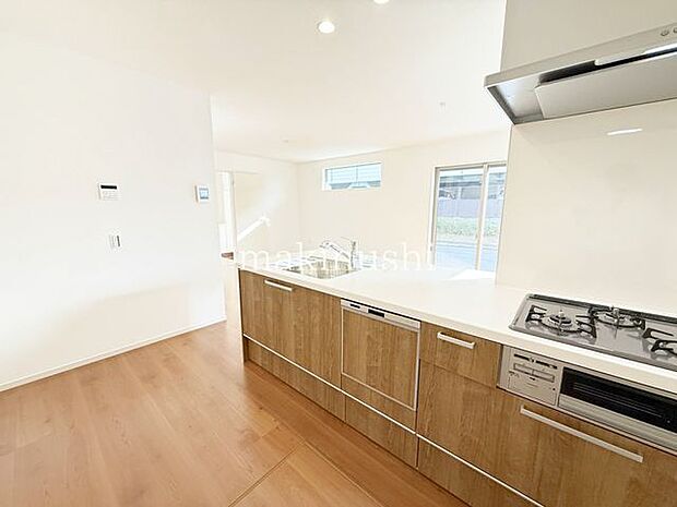 システムキッチンにはコンロ三口あり。同時調理ができるので調理の時間短縮ができて大変便利です。作業スペースがゆったりとれるキッチン！