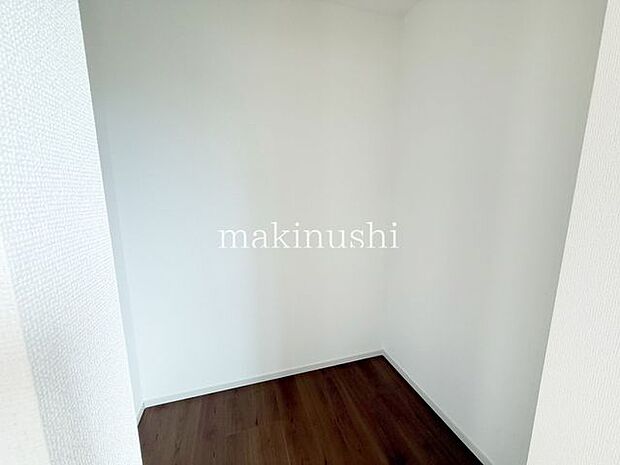 ウォークインクローゼットは2ヶ所にあり！収納力を持つウォークインクローゼットで部屋はいつもすっきり。着たい服もすぐに見つけられます。