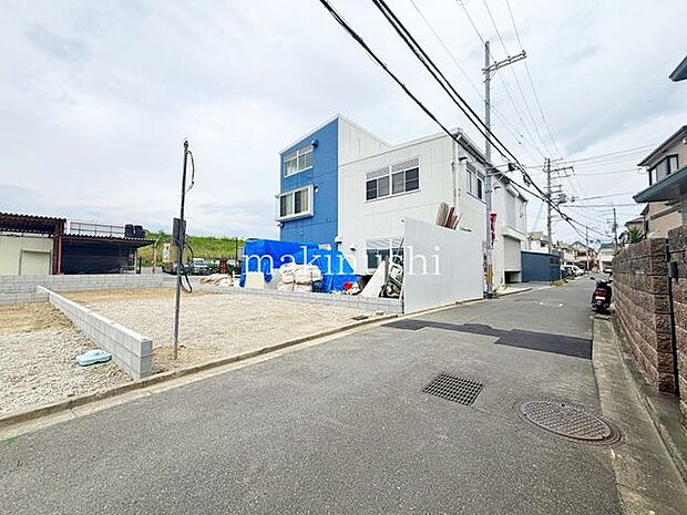 全棟に駐車場は2台分ございます！並列で駐車できるので、出し入れしやすく来客時などに便利です♪