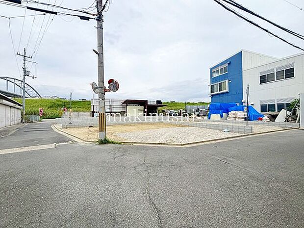 前面道路との高低差もほぼございませんので、お車の出し入れも問題ございません！角地で見通し良好♪