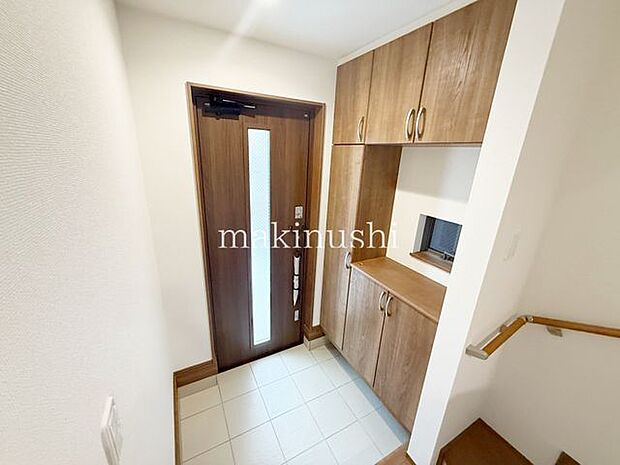 採光窓のある玄関♪大きいシューズボックス付きです！家族の靴も整理整頓して玄関をすっきり収納できます！