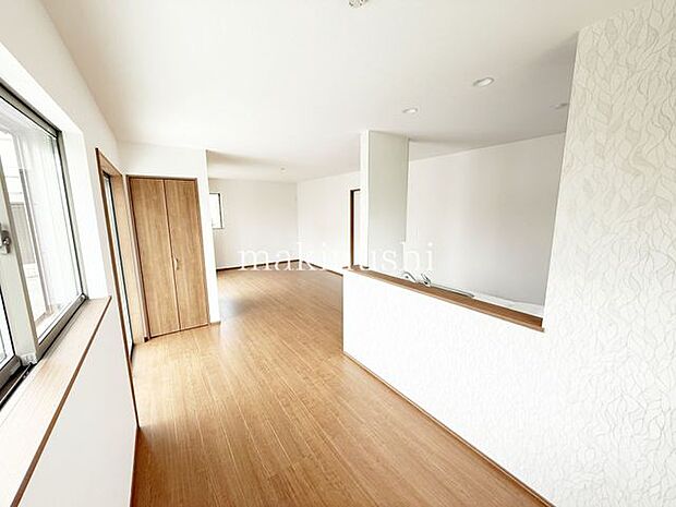 リビングには収納もあり、生活用品のストックなどに便利です♪南向きの大きな窓があり、採光も良好です♪