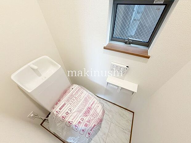 2階トイレ　2階にもトイレがあるので、夜中にトイレで目が覚めても階下におりる必要はございません！