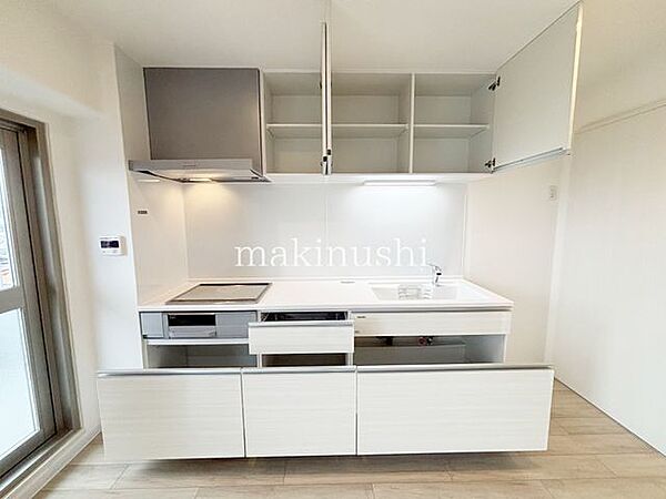手入れのしやすいフラットなシステムキッチン！壁付けタイプなので空間を広く使えます！収納も上下に充実！