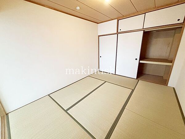 タタミがあれば、冬にはこたつを置いたり、小さなお子様がいれば遊び場やお昼寝スペースとしても♪
