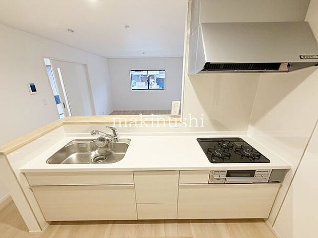 手入れのしやすいフラットなシステムキッチン！料理をしながらリビングの家族とおしゃべりができます♪