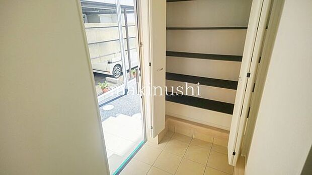 カウンターキッチンの3LDK！1階リビング、2階は居室とプライベートスペースが確立された間取♪