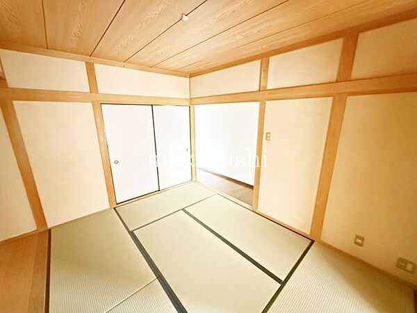 1階6帖和室　板の間付きの和室♪1階に和室があれば、階段の昇降不要なご高齢の家族の専用部屋に♪