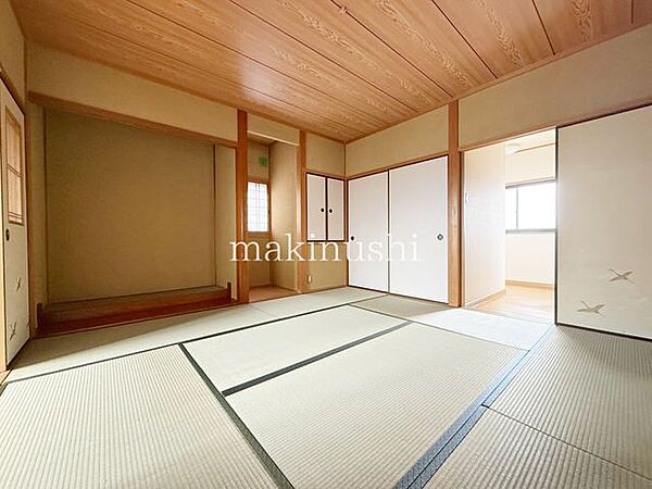 2階8帖和室　タタミのお部屋なので、小さなお子様を遊ばせたり、お昼寝したりするのに良いお部屋です♪