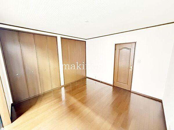1階8帖洋室　2世帯でも充実の室数の一戸建て！1階部分は3LDKの間取り♪居室は全て収納付きです♪