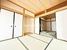 室内：1階4.5帖和室　タタミがあれば冬にはこたつを置いたり小さなお子様がいれば遊び場やお昼寝スペースに♪