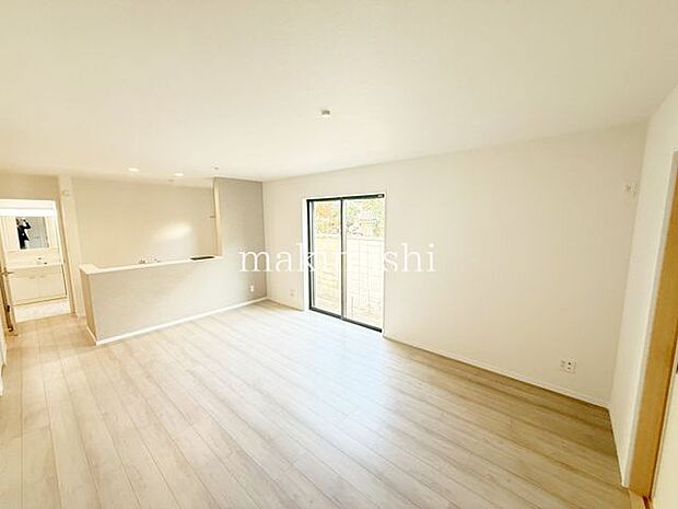 広々LDKが魅力的な家♪キッチンはパントリ―付き!リビング階段で家族の動きがわかりやすい間取りです♪