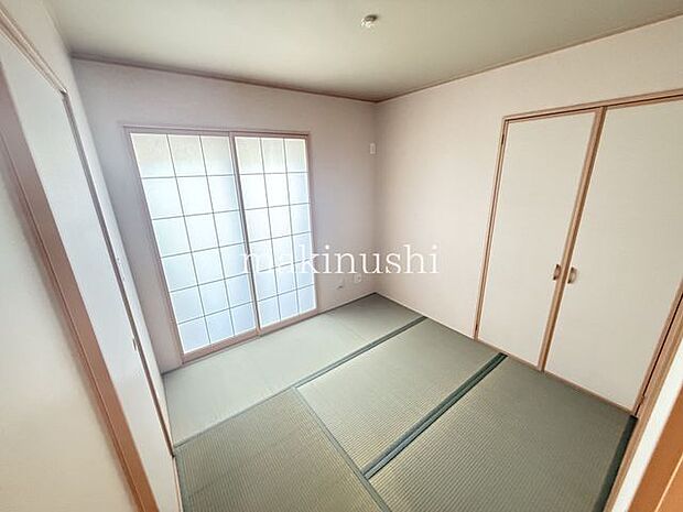 タタミがあれば冬にはこたつを置いたり、小さなお子様がいれば遊び場やお昼寝スペースとしてもいいですね♪