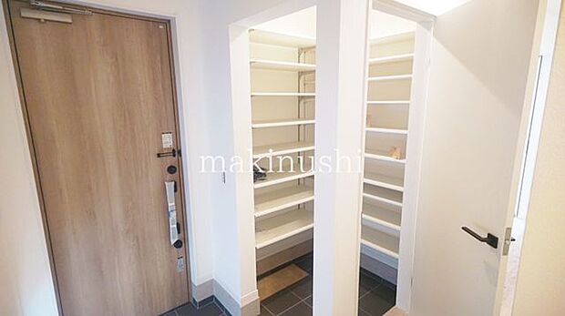 玄関土間収納付♪大容量収納で玄関がすっきりまとめられます♪土間なので土埃が落ちてもささっと掃除♪