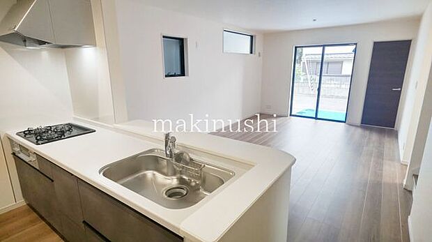 南向きの掃き出し窓から光が差し込むリビング!駐車場に面しているので荷物の搬入などにも便利です♪