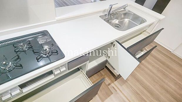 手入れのしやすいフラットなシステムキッチン!料理をしながらリビングの家族とおしゃべりができます♪