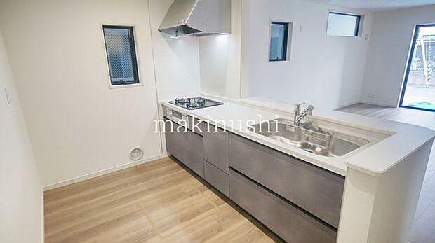 LDKは家族とのコミュニケーションがとりやすい対面式キッチンを採用!家族団らんの空間です。