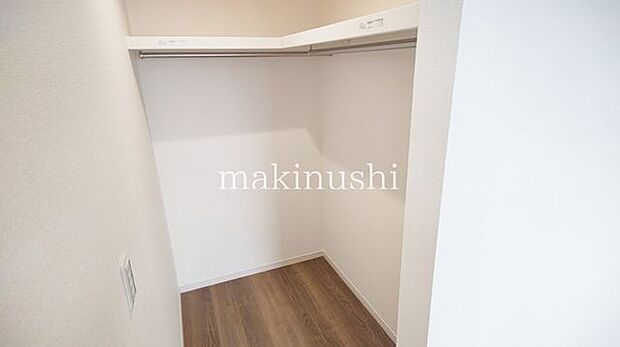 収納力を持つウォークインクローゼットで部屋はいつもすっきり。着たい服もすぐに見つけられます。