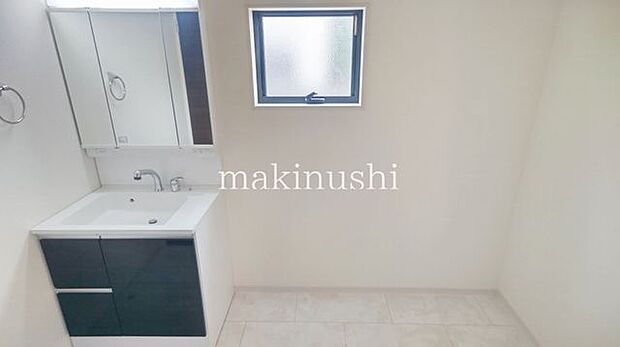 掃除のしやすいシンプルな洗面室♪髪の毛などが落ちたり水滴がこぼれてももささっと掃除ができますね♪