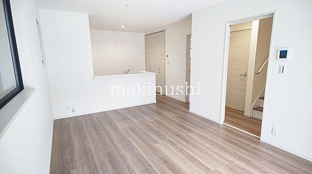 南向きの掃き出し窓から光が差し込むリビング!駐車場に面しているので荷物の搬入などにも便利です♪