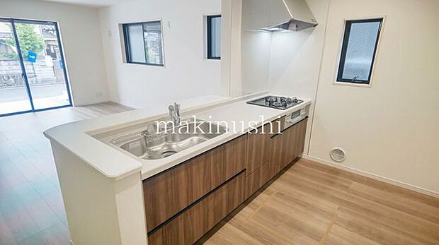 LDKは家族とのコミュニケーションがとりやすい対面式キッチンを採用!家族団らんの空間です。