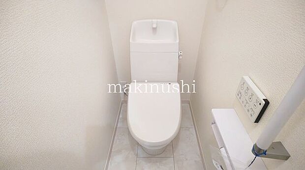 トイレは全棟に2箇所づつあるので、来客や朝の忙しい時間帯でも順番待ちの必要がなく安心です。