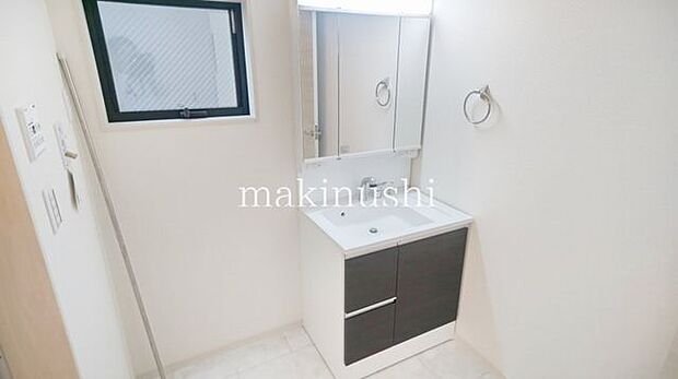 掃除のしやすいシンプルな洗面室♪髪の毛などが落ちたり水滴がこぼれてももささっと掃除ができますね♪