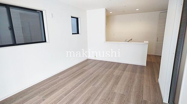 南向きの掃き出し窓から光が差し込むリビング!駐車場に面しているので荷物の搬入などにも便利です♪