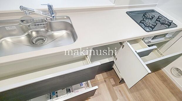 手入れのしやすいフラットなシステムキッチン!料理をしながらリビングの家族とおしゃべりができます♪