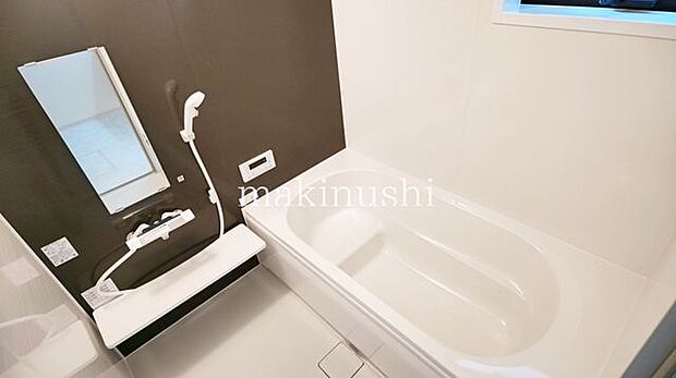 ゆったりとしたバスルーム!ステップのある浴槽なので、半身浴でのんびりくつろぎタイムがすごせます♪